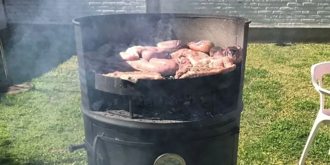 Asado a la estaca en un fogonero de hierro fabricado por Asadores JLO en Santa Fe