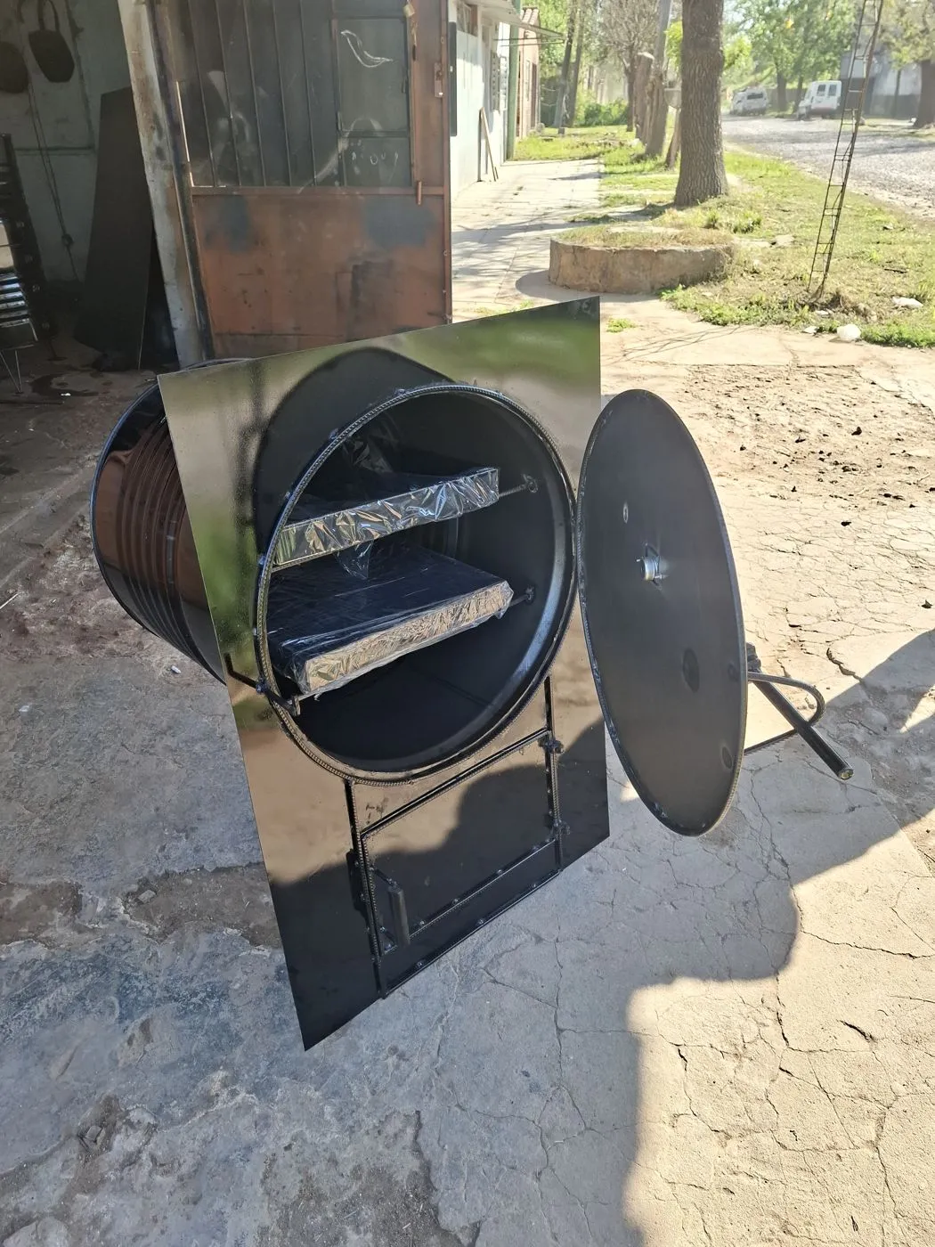 Horno a leña de hierro para embutir con bandejas enlozadas, fabricado por Asadores JLO
